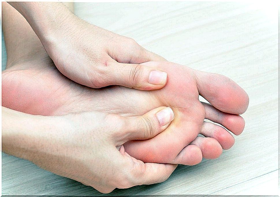 Person pressing on the underside of the foot - symptoms of diabetes you do not