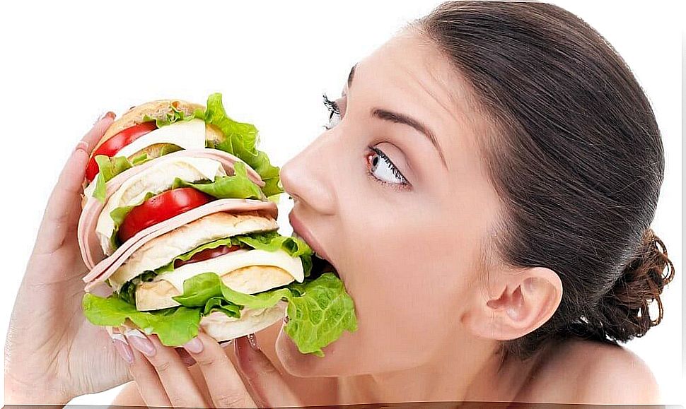 Woman eating kaempe sandwhich - symptoms of diabetes you do not