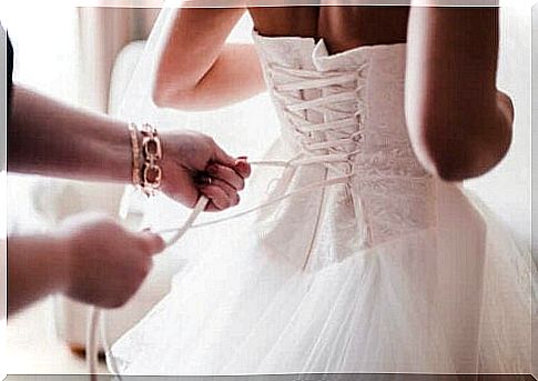 Bride gets her dress tied