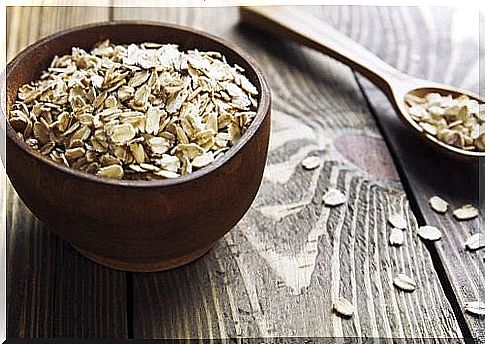 Oats in a bowl - clean the blood vessels