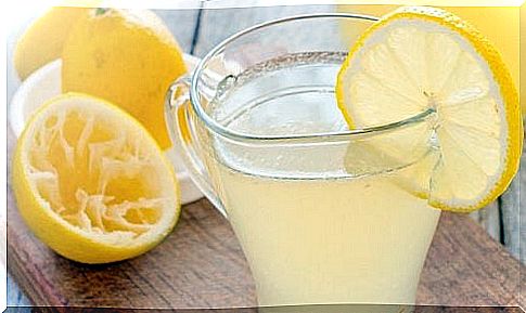 9 reasons to start the day with fresh lemon water