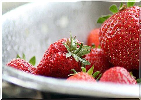 Bowl with strawberries