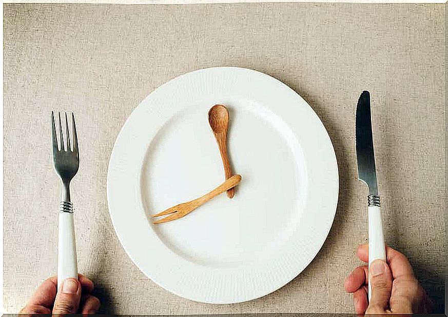 A plate of cutlery placed like hands on a clock