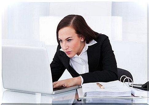 Woman sitting at the computer - affects stress