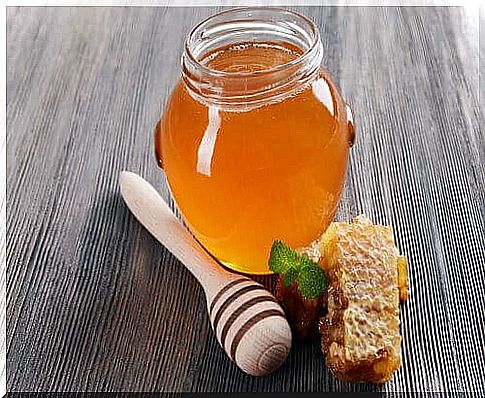 Honey contains moisturizing properties that help the skin retain its natural oils.  It can therefore be used to advantage on burns