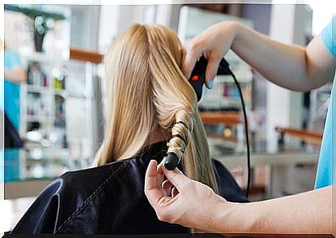 Female father curls hair