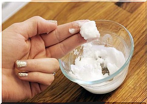 Homemade baking soda, lemon and honey cream - lubricate your age spots