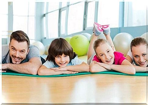 Family lying on a training mat - children with poor appetite