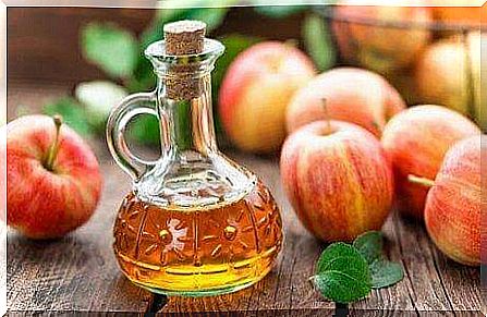 Apple cider vinegar and apples