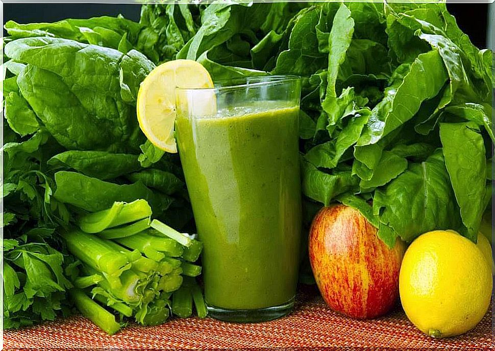 Spinach, carrots and lemon to remove toxins