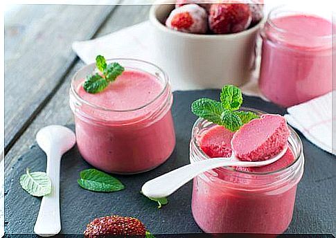 Sugar- and lactose-free strawberry and almond mousse