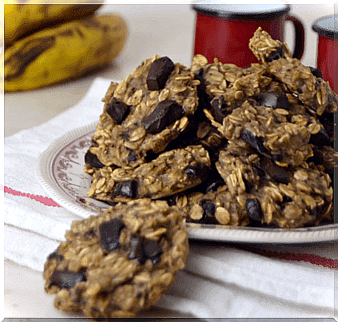 This version of sugar-free and butter-free oatmeal cookies requires only three ingredients, making it an easy, quick and convenient recipe to make with children