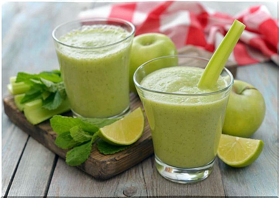 Smoothie with green apples - detoxify your liver