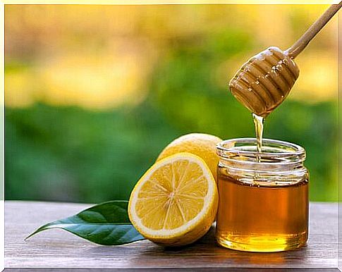 Glass of honey and a sliced ​​lemon - treatment of gingivitis