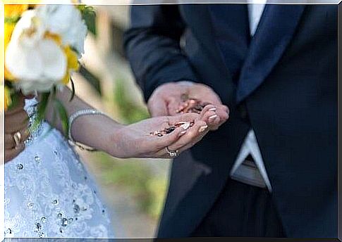 Bridal couple with coins in hand