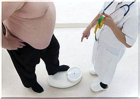 Doctor talks to overweight patient about Xenical